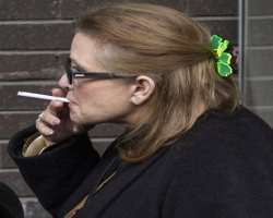 Carrie Fisher smoking Carrie Fisher smoking